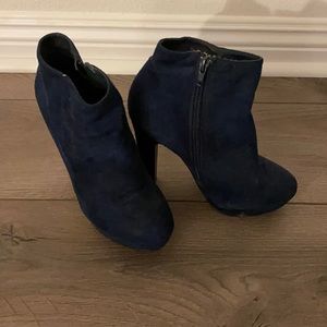 Claudia Ghianni is velvet boots